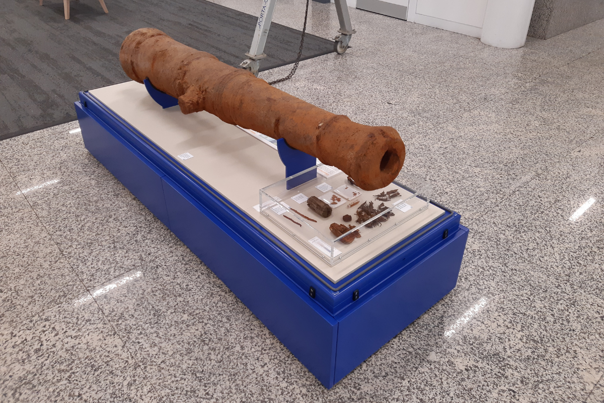 The cannon seen with accompanying artefacts (tampion etc). Credit Wessex Archaeology